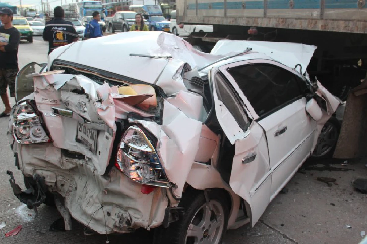 บัสรับ-ส่งคนงานซิ่งชนกระจุย8คันบาดเจ็บหลายราย