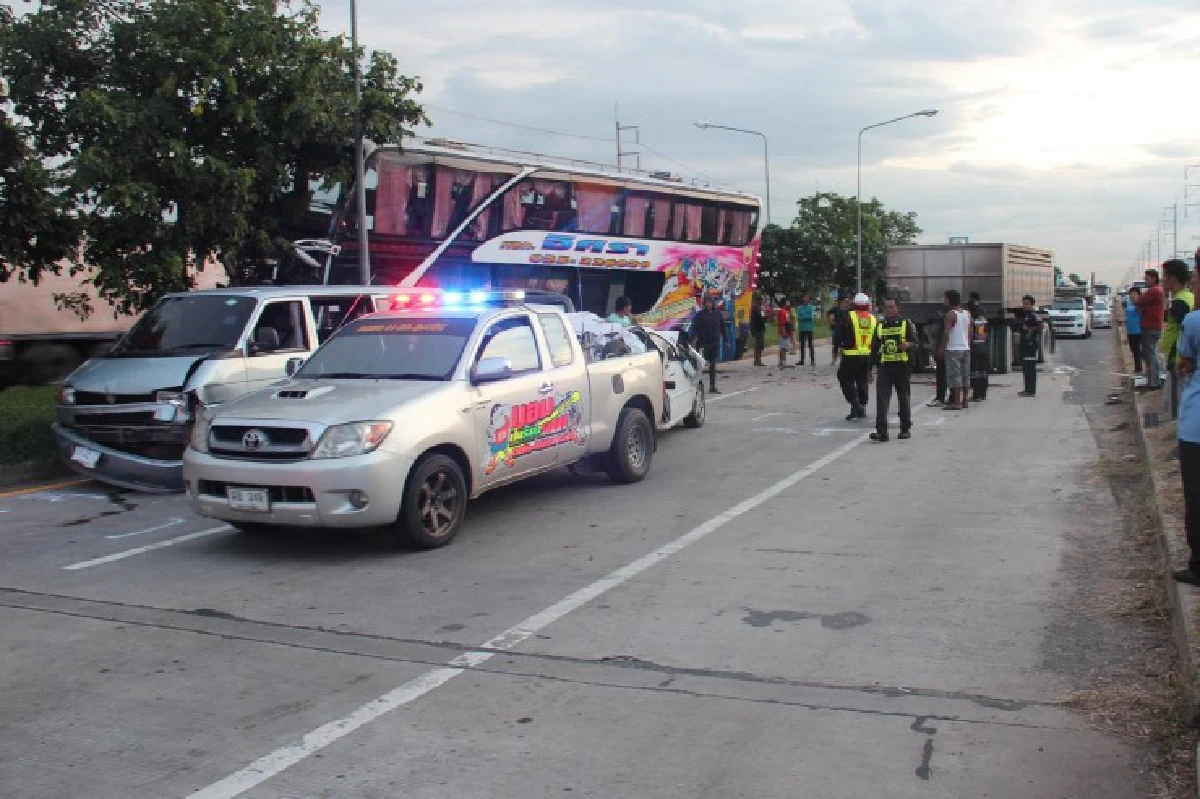 บัสรับ-ส่งคนงานซิ่งชนกระจุย8คันบาดเจ็บหลายราย