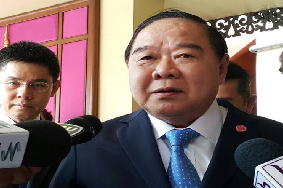 "บิ๊กป้อม"หนุน"ประยุทธ์”รับร่างรธน. "บิ๊กป้อม"หนุน"ประยุทธ์”รับร่างรธน.
