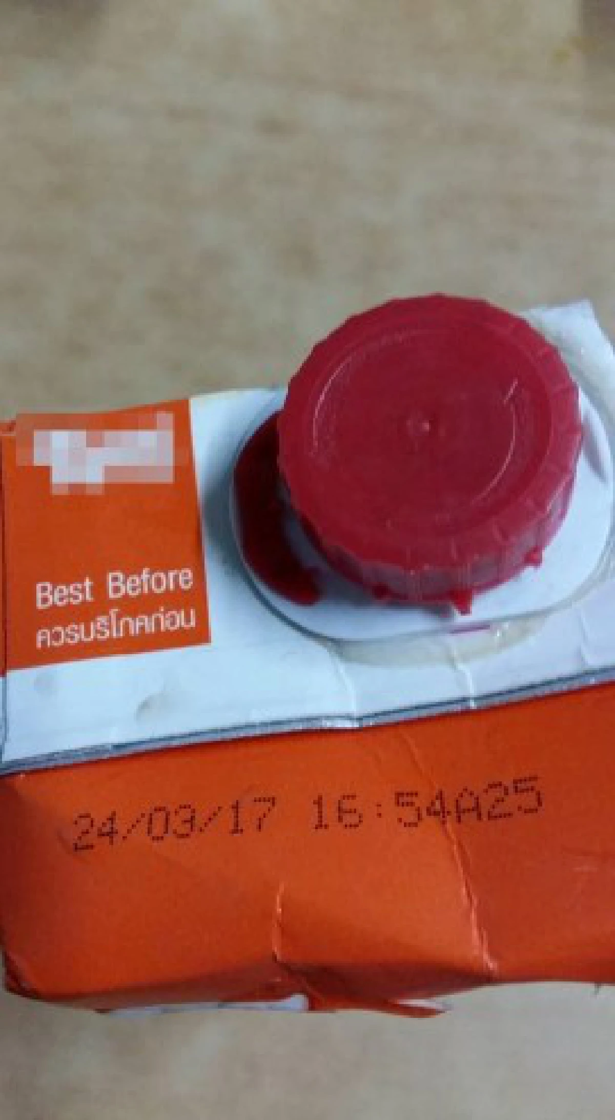 สุดแหวะ!สาวโวยซื้อน้ำผลไม้กล่องเจอเชื้อราลอยฟ่อง