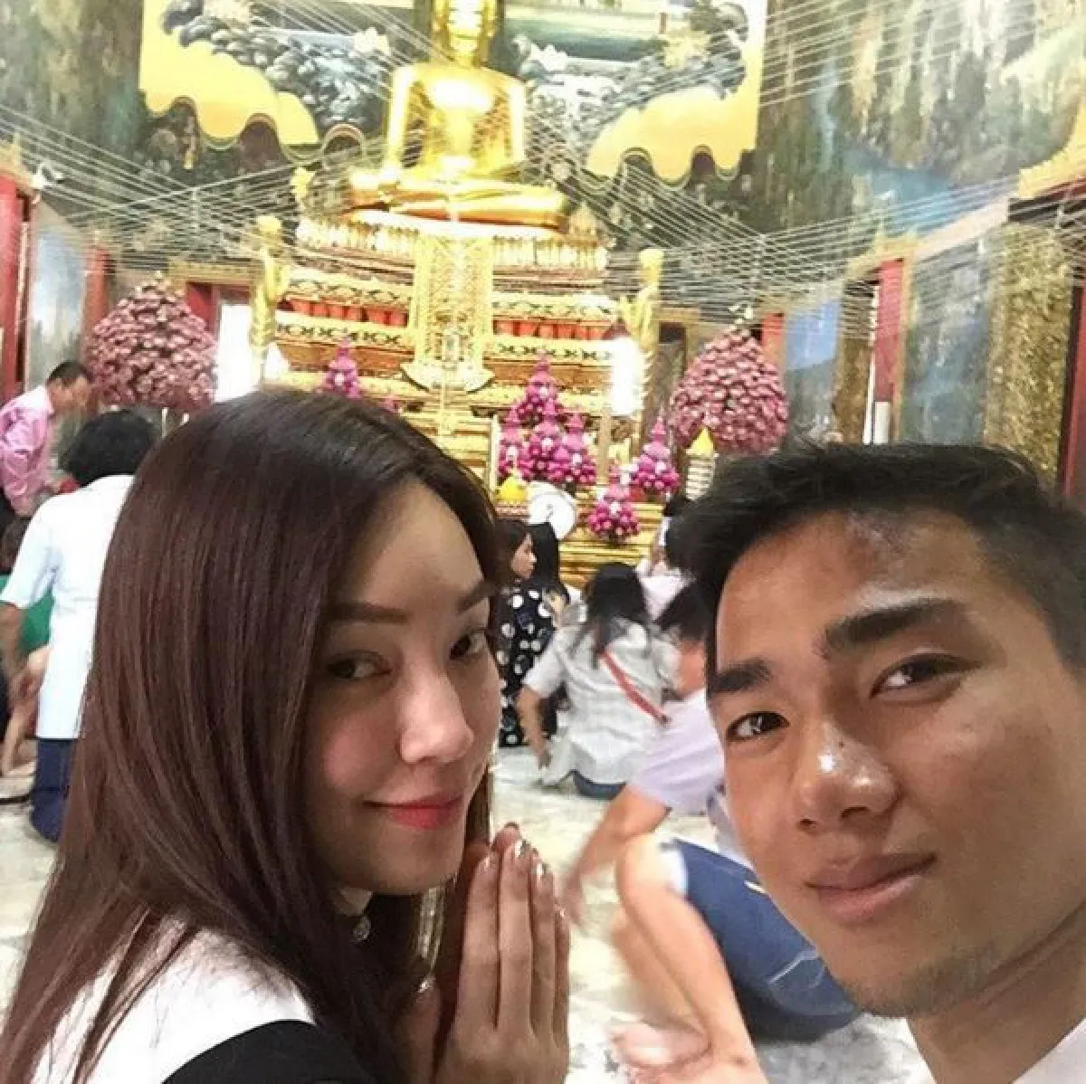 รักหวานฉ่ำ! เมสซี่เจ ควง เมย์พิชญ์ฯ เข้าวัดทำบุญร่วมชาติ