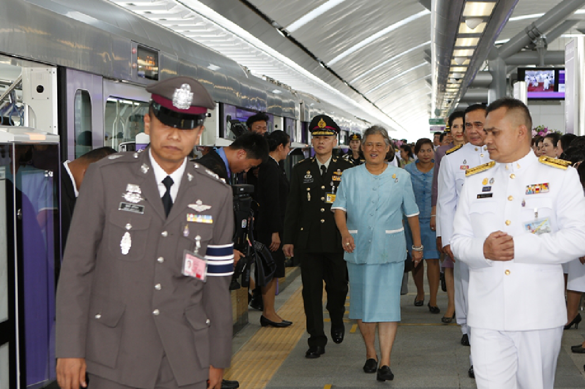 สมเด็จพระเทพฯกดปุ่มเปิดเดินรถไฟฟ้าสายสีม่วง