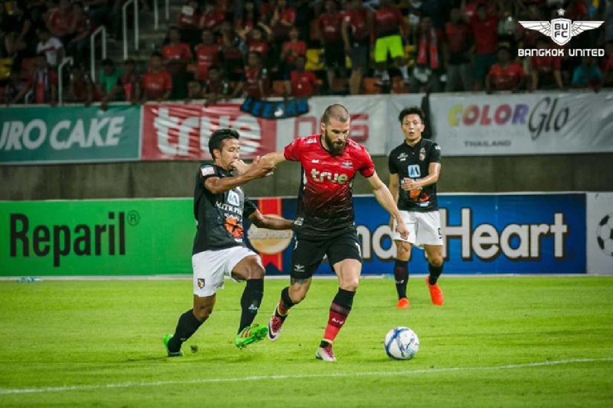 ‘แข้งเทพ’ ลุ้นอัด ‘บีจี’ ‘แข้งเทพ’ ลุ้นอัด ‘บีจี’
