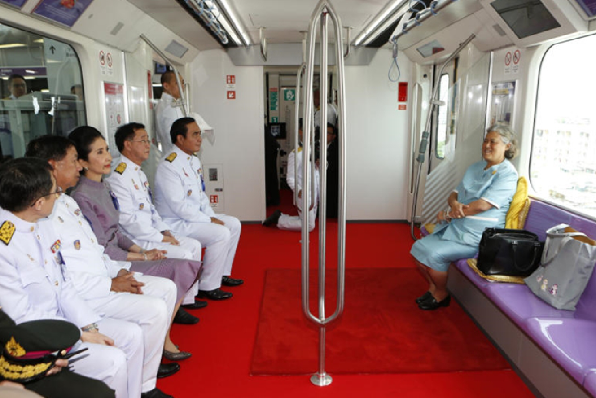สมเด็จพระเทพฯกดปุ่มเปิดเดินรถไฟฟ้าสายสีม่วง