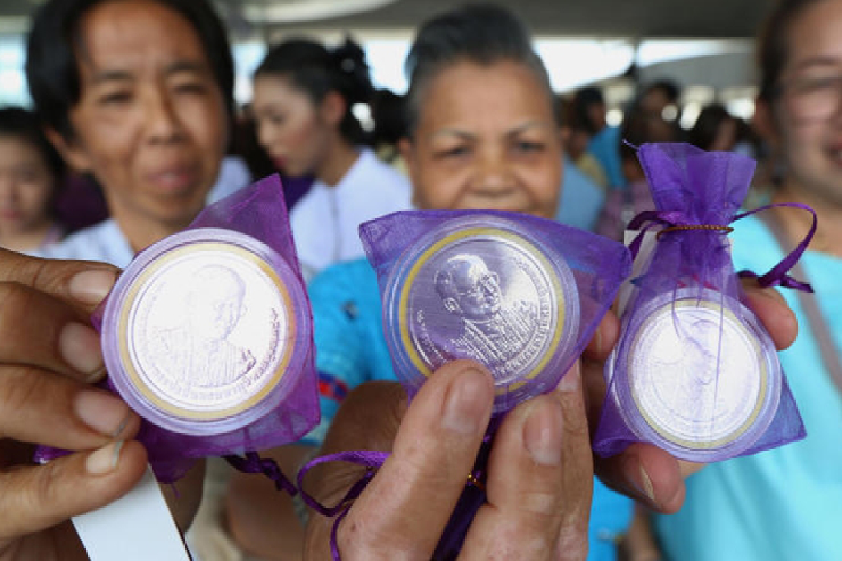 สมเด็จพระเทพฯกดปุ่มเปิดเดินรถไฟฟ้าสายสีม่วง