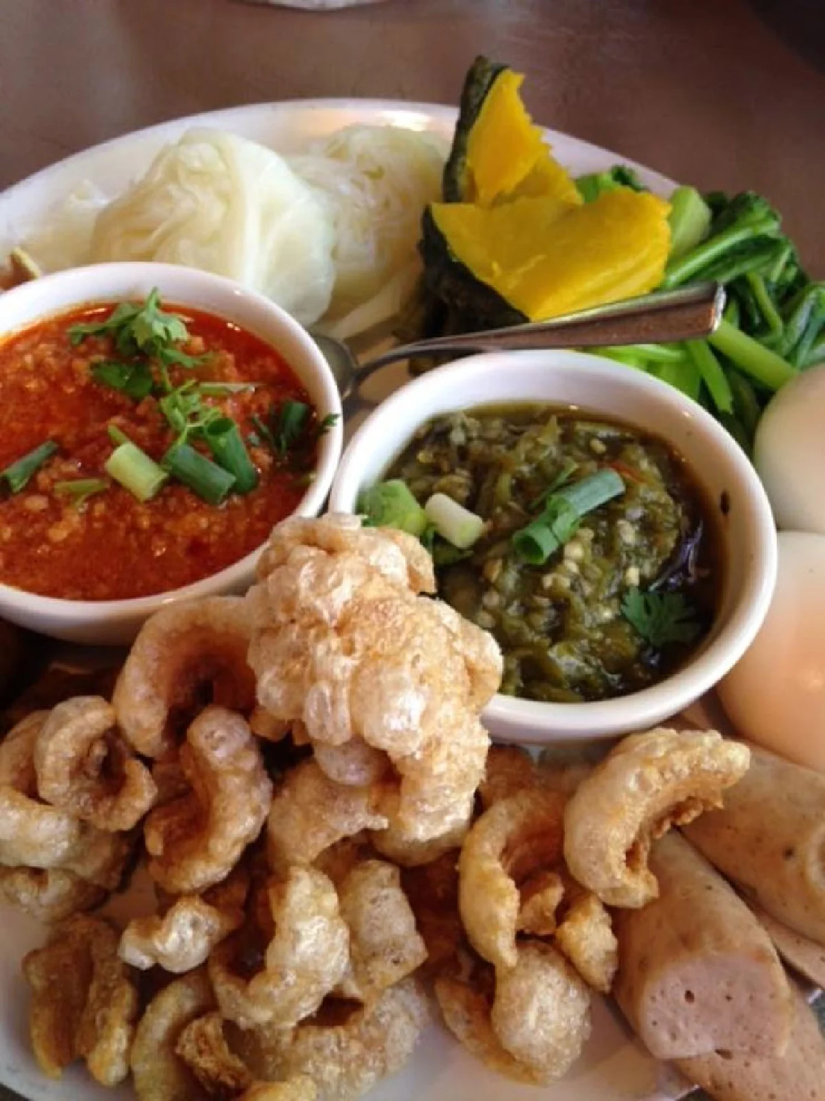 ต๋อง เต็ม โต๊ะ