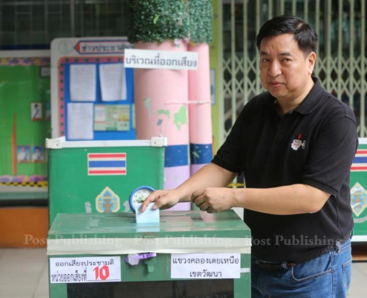 มาร์คใช้สิทธิประชามติ แนะทุกฝ่ายช่วยทำให้บ้านเมืองเดินหน้า