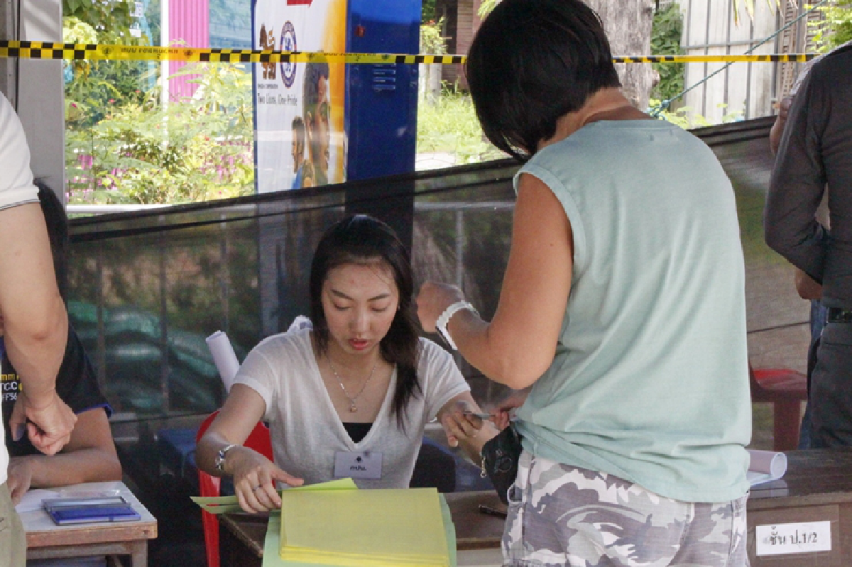 ชาวแปดริ้วเข้าคิวรอใช้สิทธิ์ออกเสียงประชามติคึก