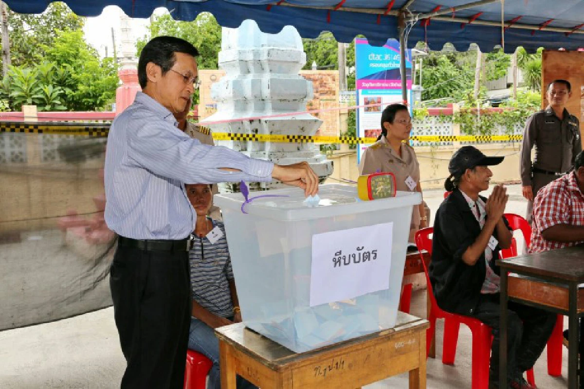 แกนนำเพื่อไทย-นปช.ใช้สิทธิประชามติคึกคัก