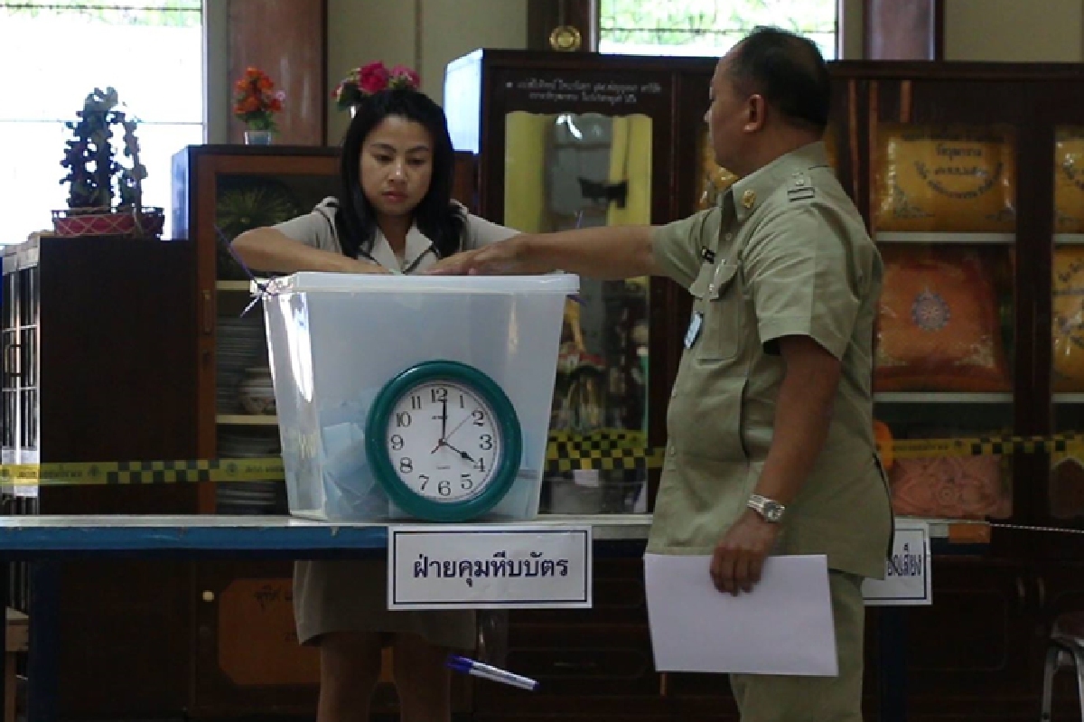 กกต.ใช้แผงเหล็กกั้นให้นักศึกษาม.ขอนแก่นใช้สิทธิออกเสียง กกต.ใช้แผงเหล็กกั้นให้นักศึกษาม.ขอนแก่นใช้สิทธิออกเสียง