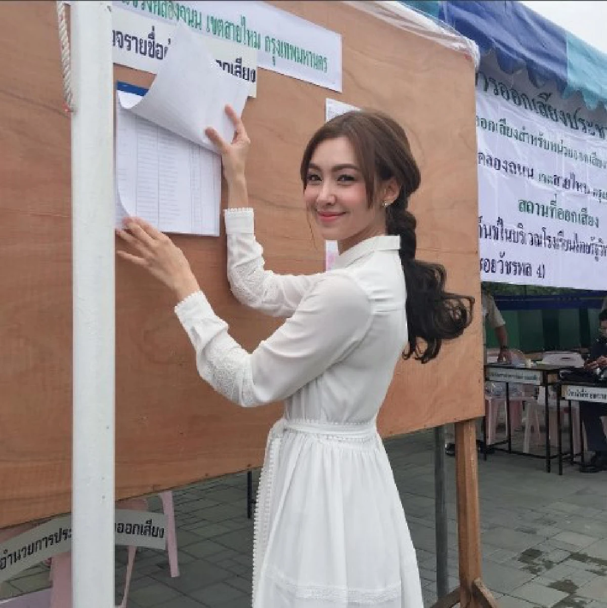 ดาราแห่ออกเสียงประชามติ ชวนประชาชนใช้สิทธิ
