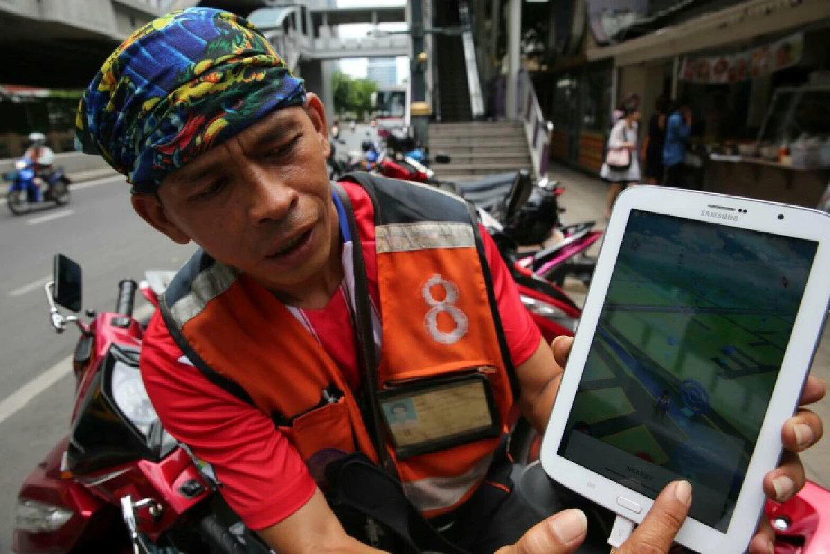 ชมภาพบรรยากาศคนแห่ตามล่า"โปเกมอน"เต็มลานพาร์คพารากอน