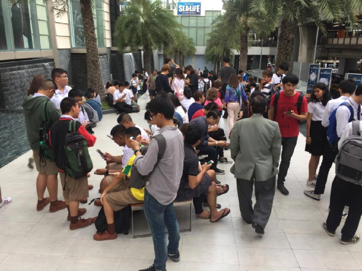 ชมภาพบรรยากาศคนแห่ตามล่า"โปเกมอน"เต็มลานพาร์คพารากอน