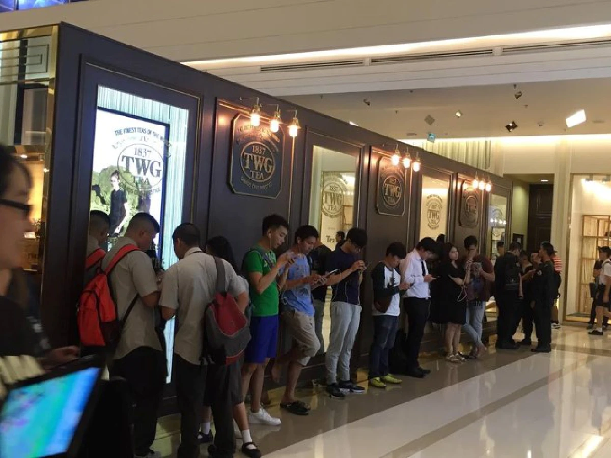 ชมภาพบรรยากาศคนแห่ตามล่า"โปเกมอน"เต็มลานพาร์คพารากอน