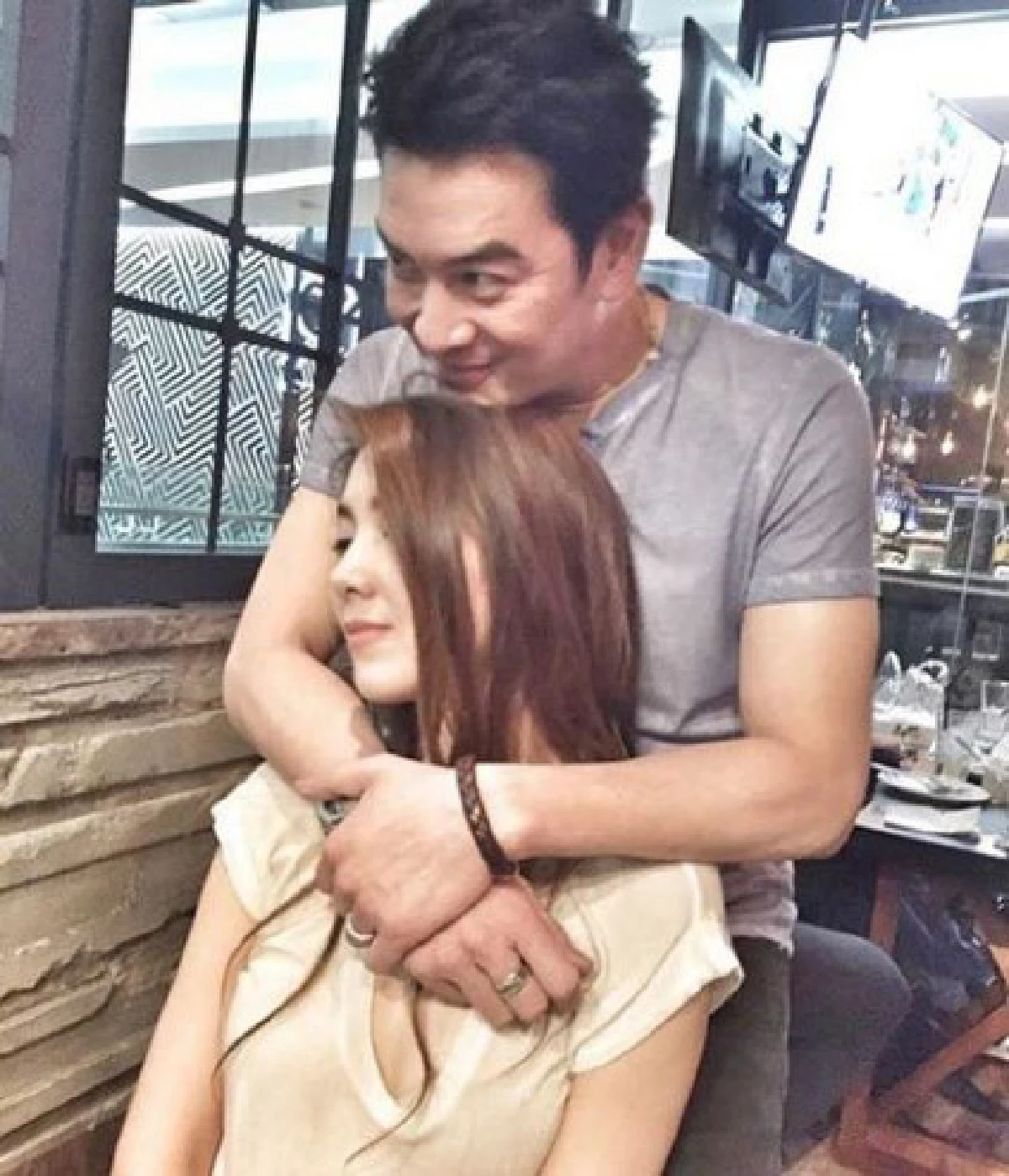 สยบรักร้าว!"วุ้นเส้น-ชาคริต" เผยภาพกอดสุดโรแมนติก