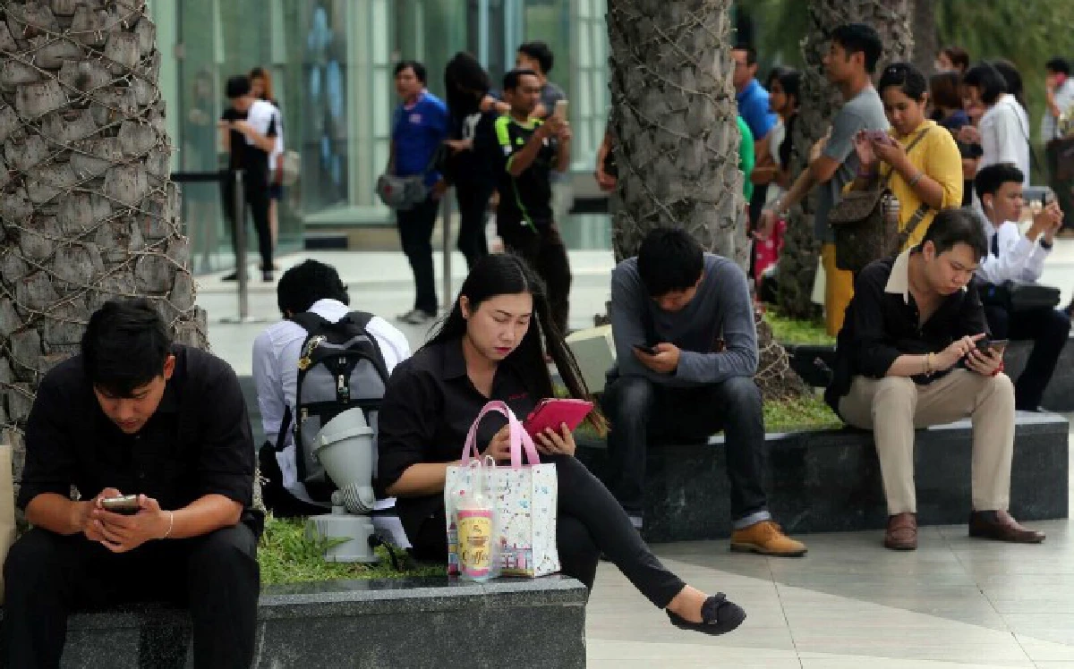 ชมภาพบรรยากาศคนแห่ตามล่า"โปเกมอน"เต็มลานพาร์คพารากอน