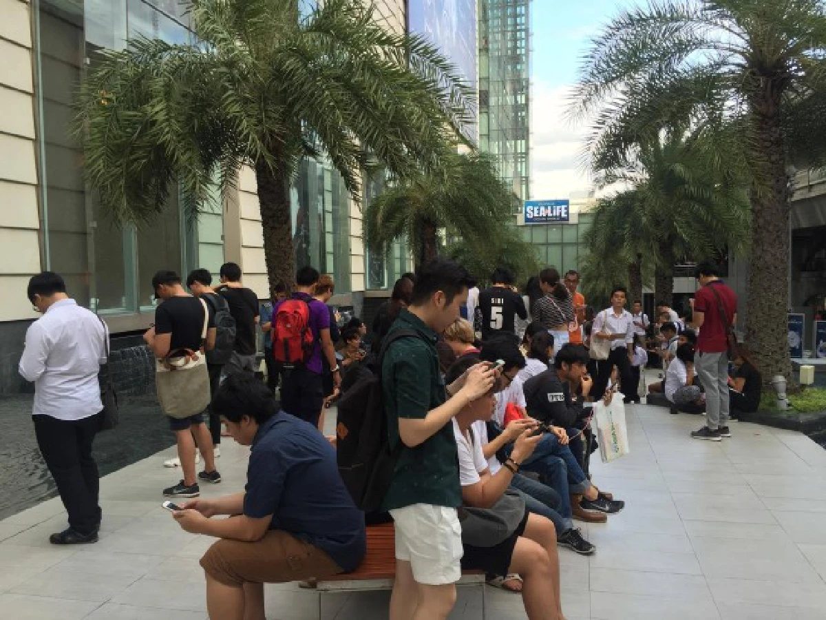 ชมภาพบรรยากาศคนแห่ตามล่า"โปเกมอน"เต็มลานพาร์คพารากอน