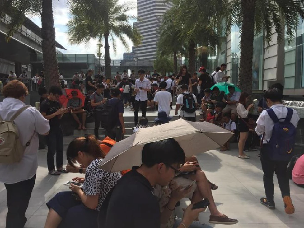 ชมภาพบรรยากาศคนแห่ตามล่า"โปเกมอน"เต็มลานพาร์คพารากอน