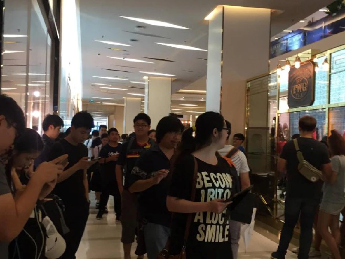 ชมภาพบรรยากาศคนแห่ตามล่า"โปเกมอน"เต็มลานพาร์คพารากอน