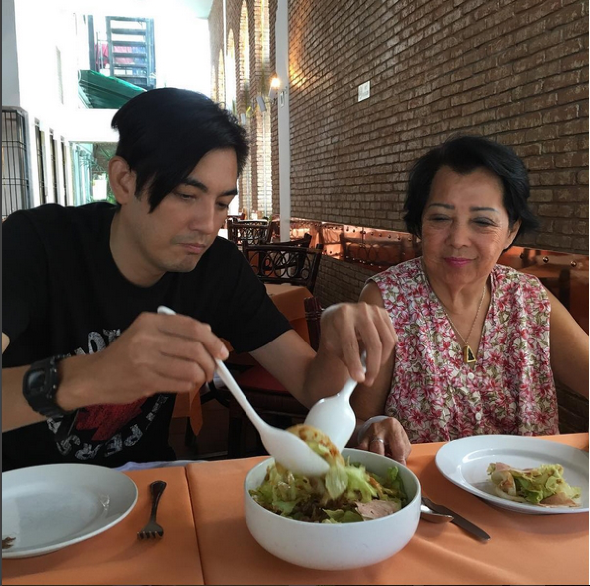 หนุ่ม ศรราม เล่าเรื่องซึ้งถึงสิ่งที่ทำให้ คุณแม่ มาเกือบ 30 ปี