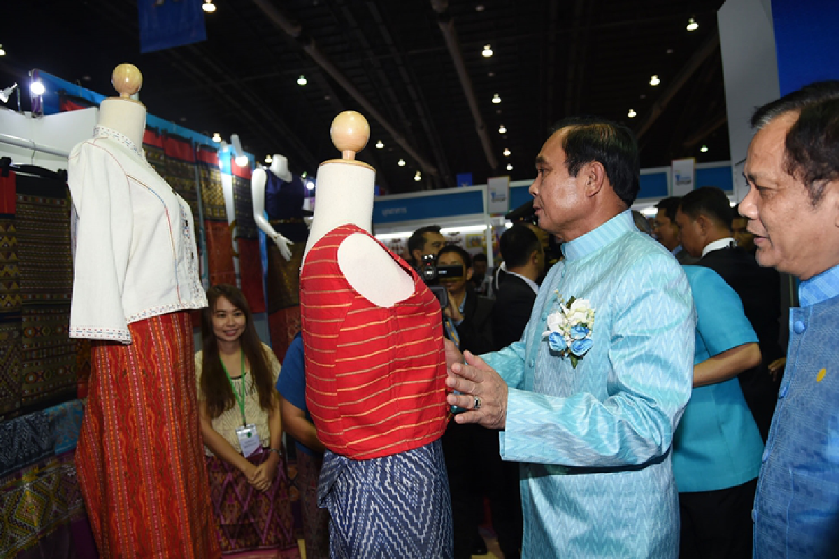 นายกฯเปิดงานโอทอปศิลปาชีพเทิดพระเกียรติพระราชินี