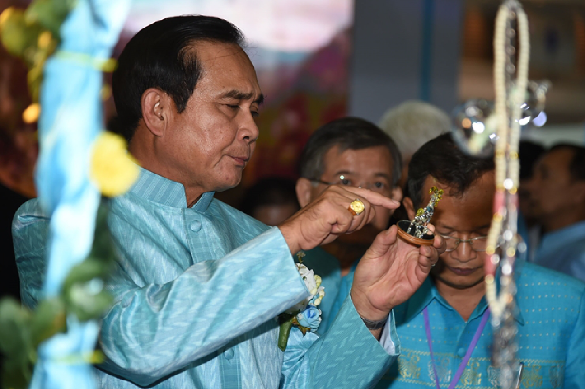 นายกฯเปิดงานโอทอปศิลปาชีพเทิดพระเกียรติพระราชินี