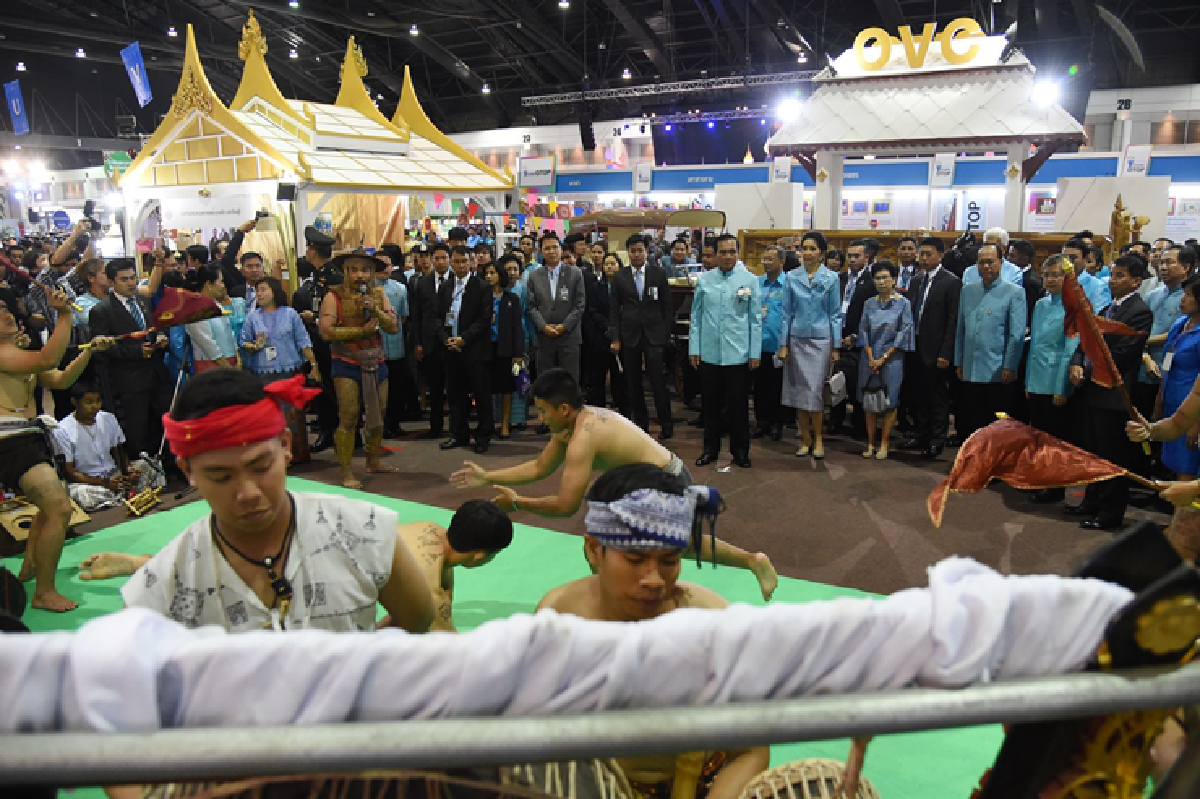 นายกฯเปิดงานโอทอปศิลปาชีพเทิดพระเกียรติพระราชินี