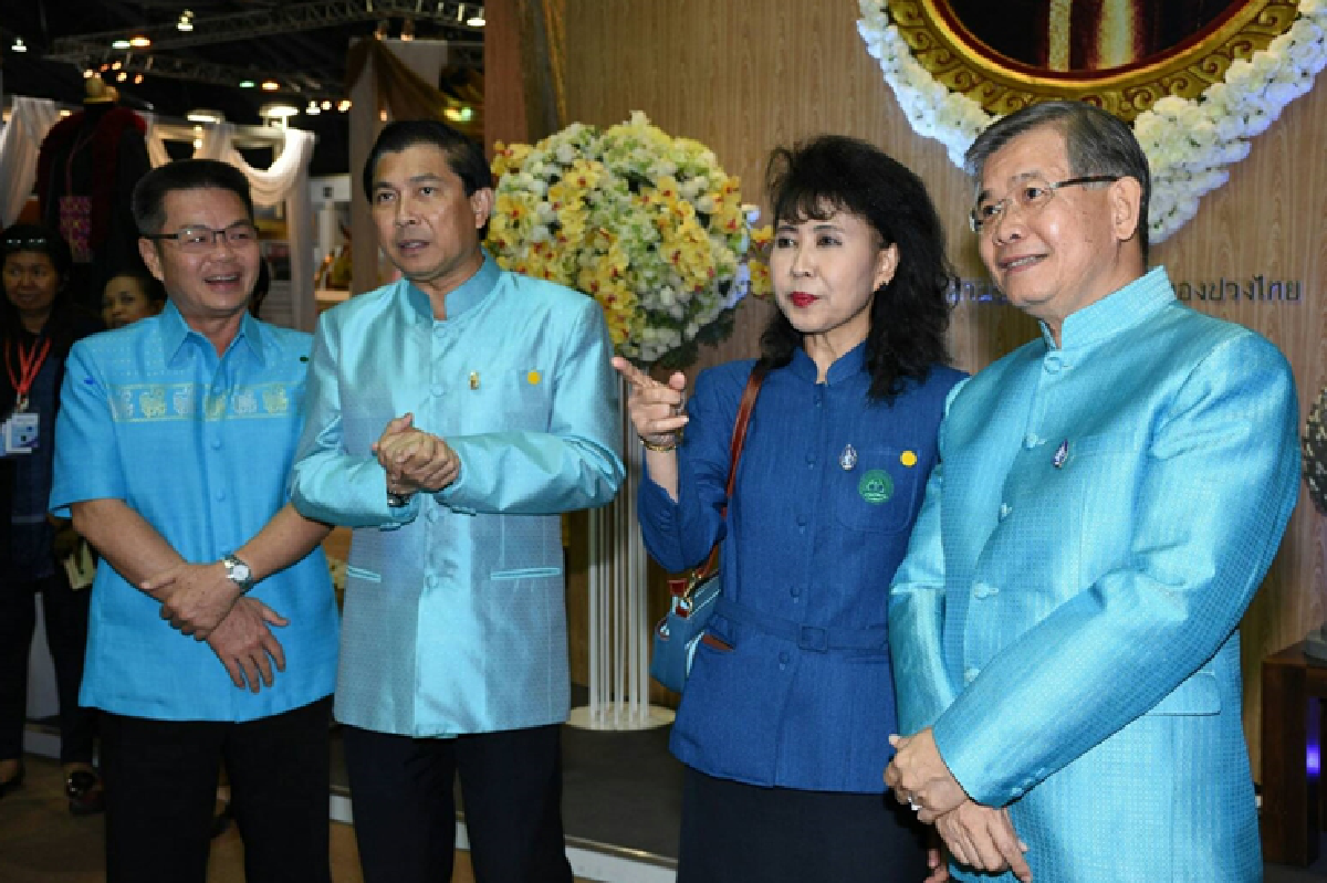 นายกฯเปิดงานโอทอปศิลปาชีพเทิดพระเกียรติพระราชินี
