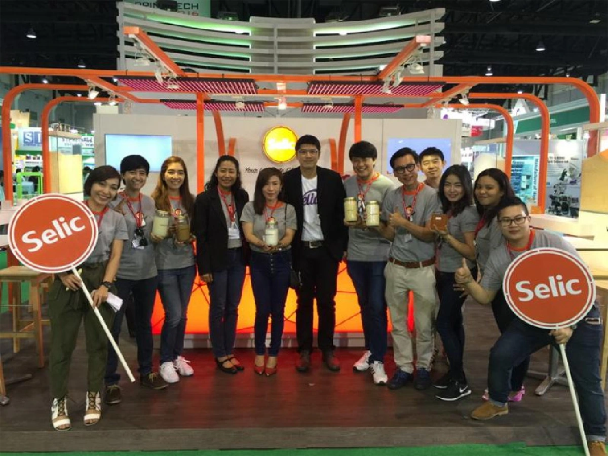 เอก สุวัฒนพิมพ์ รุ่นที่สองกาวตราลูกโลก