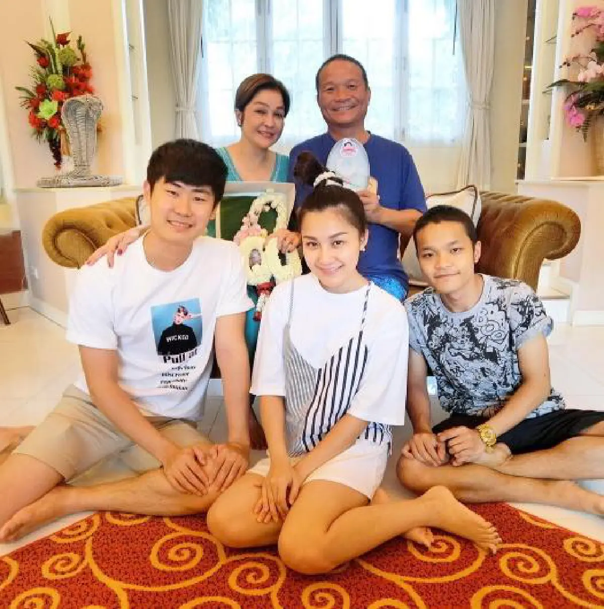 "มีเมียดีเหมือนมีแม่" หม่ำ จ๊กมก นำพวงมาลัยไหว้ศรีภรรยาสุดที่รัก