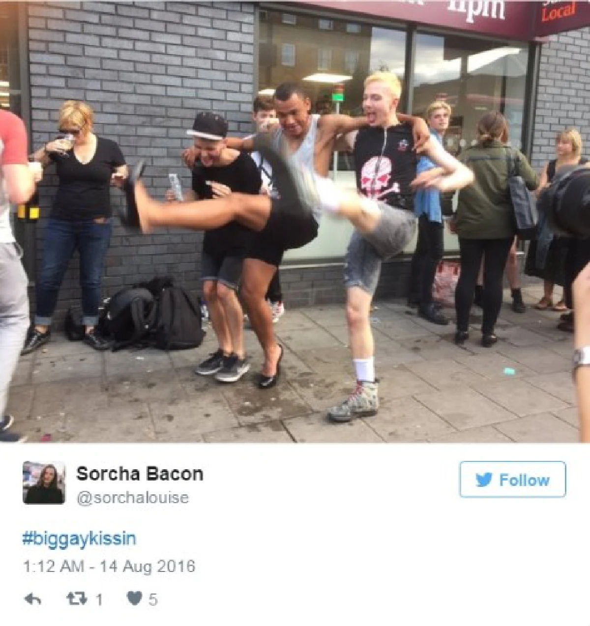 โดนซะบ้าง! คู่รัก LGBT แห่กันไปจูบหน้าร้านขายของ หลังโดนเหยียด