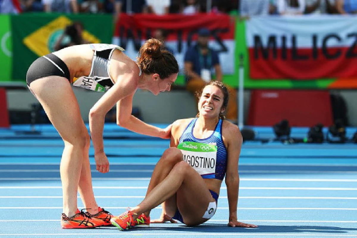 น้ำใจนักกีฬา นักวิ่งสาวประคองคู่แข่งเข้าเส้นชัย