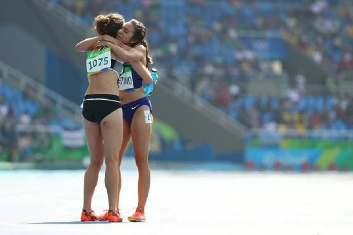 น้ำใจนักกีฬา นักวิ่งสาวประคองคู่แข่งเข้าเส้นชัย