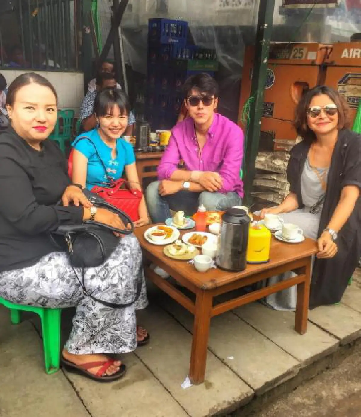 นาย ณภัทร ควงแม่หมู นุ่งโสร่งตะลอนไหว้พระที่เมียนมาร์