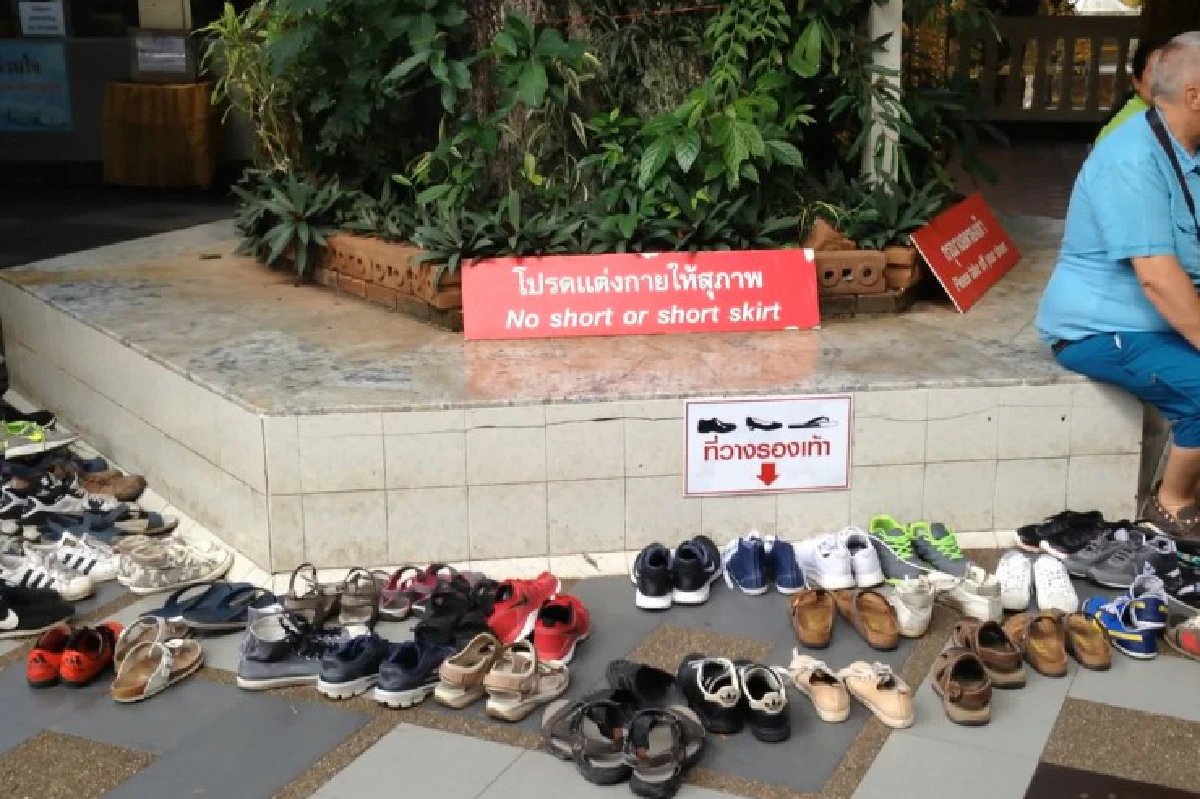 วัดพระธาตุดอยสุเทพจัดระเบียบรองเท้า เพิ่มชั้นวาง-ติดป้ายแจ้งทัวร์