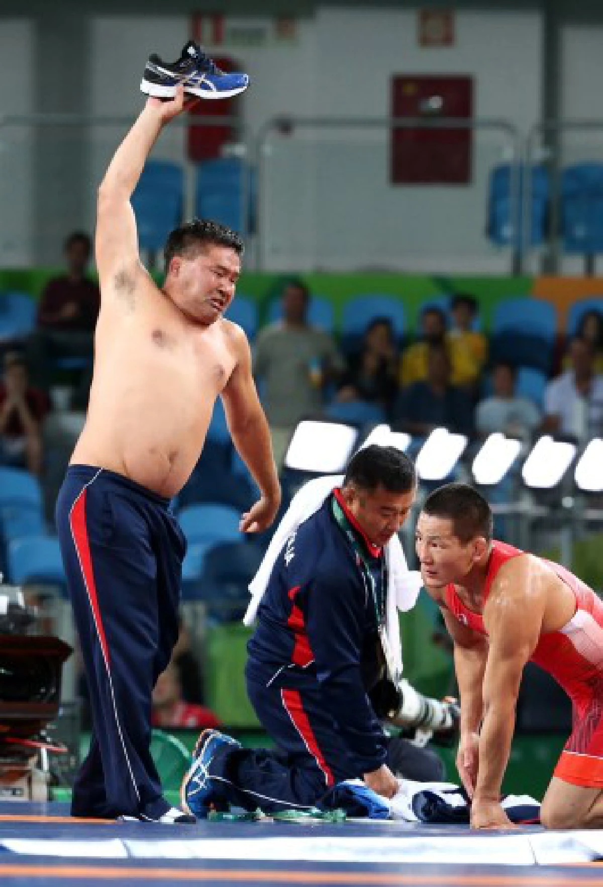 ฟิวส์ขาด!โค้ชมวยปล้ำมองโกเลียแก้ผ้าประท้วงคำตัดสิน