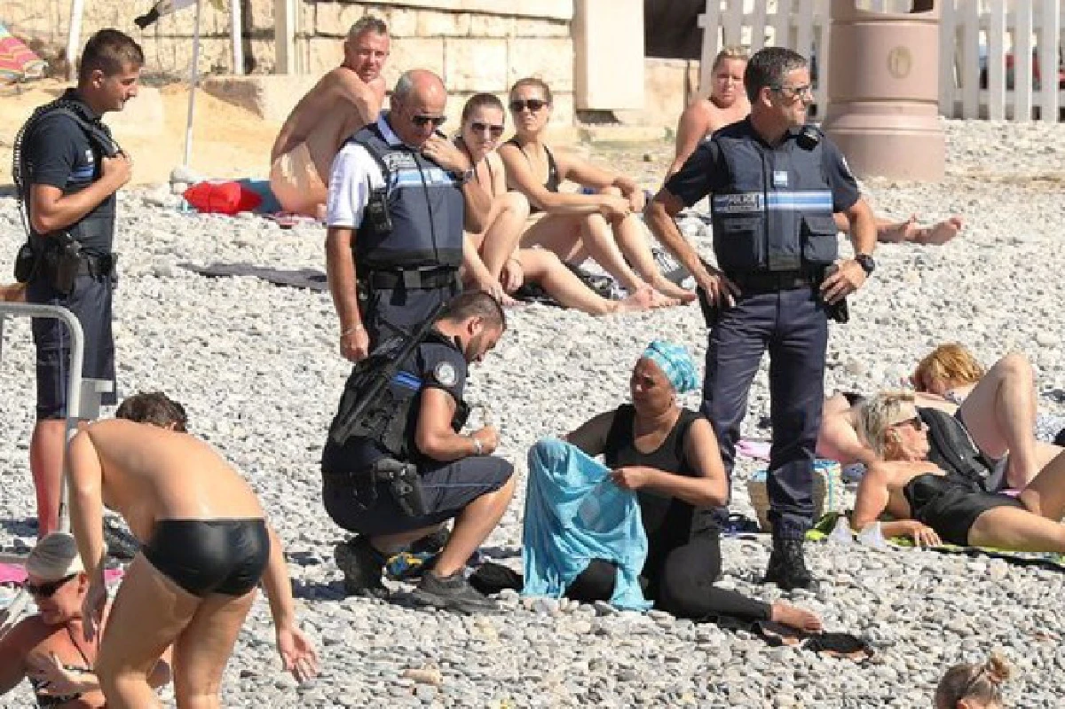 ตำรวจฝรั่งเศสบังคับให้หญิงมุสลิมถอดชุดว่ายน้ำ "เบอกินี"