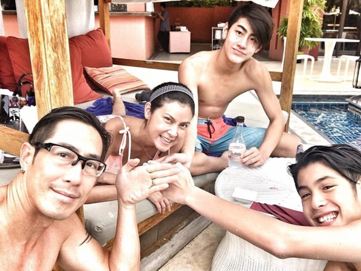 มิดชิดพอมั้ย? เจ เจตริน นำทีมลูกชายโพสท่าปิดอึ๋มให้แม่ปิ่น