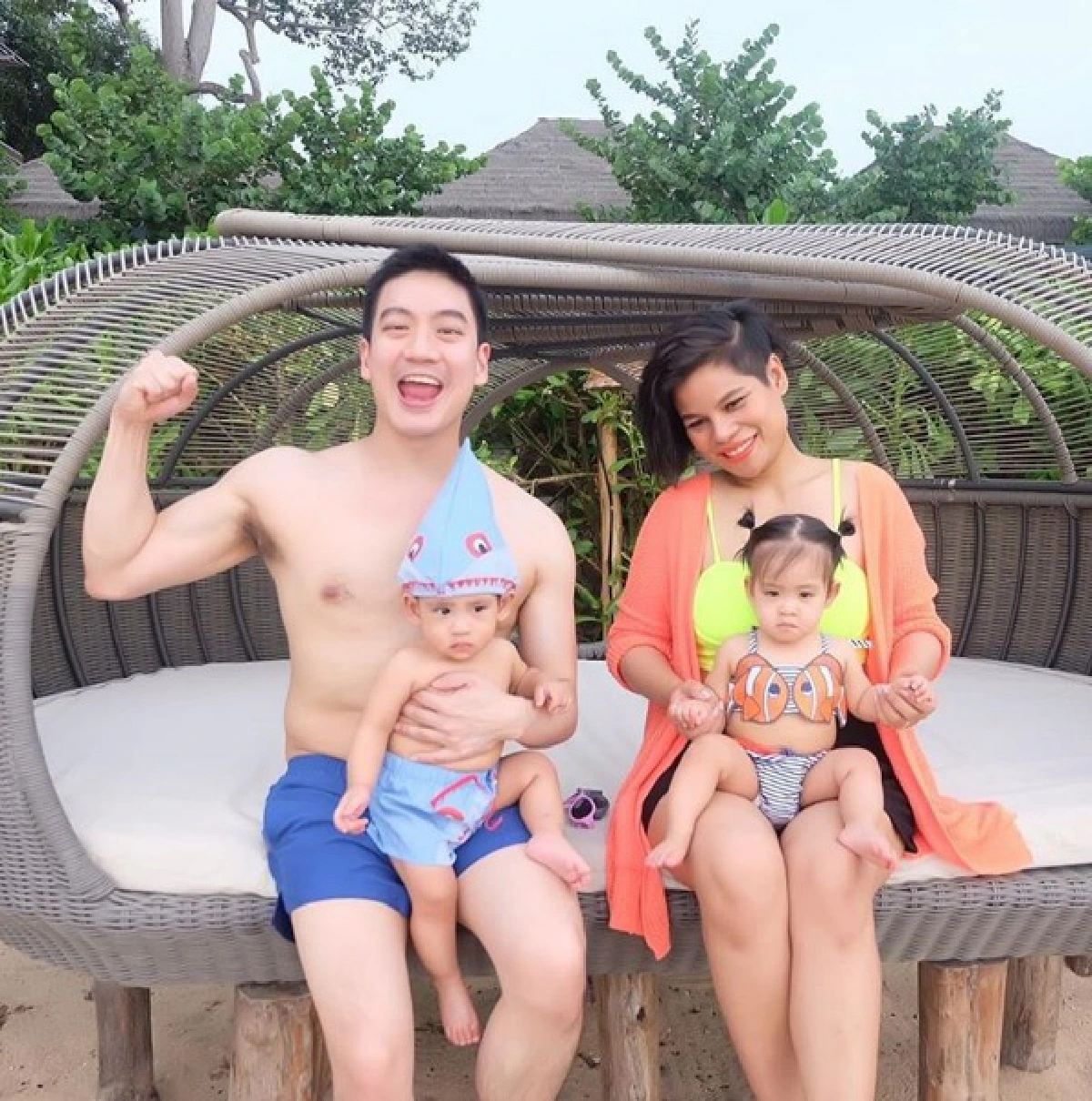 10 ภาพน่ารัก โอปอล์-หมอโอ๊ค พาลูกแฝดเที่ยวทะเลครั้งแรก