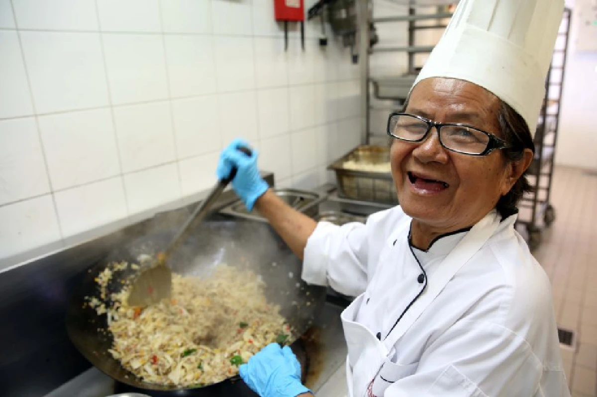 ส่องชีวิต "พนักงานวัยเกษียณ" ...แก่แต่เก๋าเก่าแต่เจ๋ง