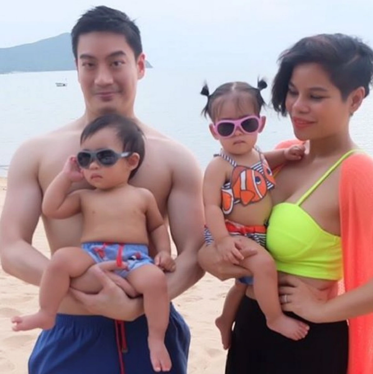 10 ภาพน่ารัก โอปอล์-หมอโอ๊ค พาลูกแฝดเที่ยวทะเลครั้งแรก