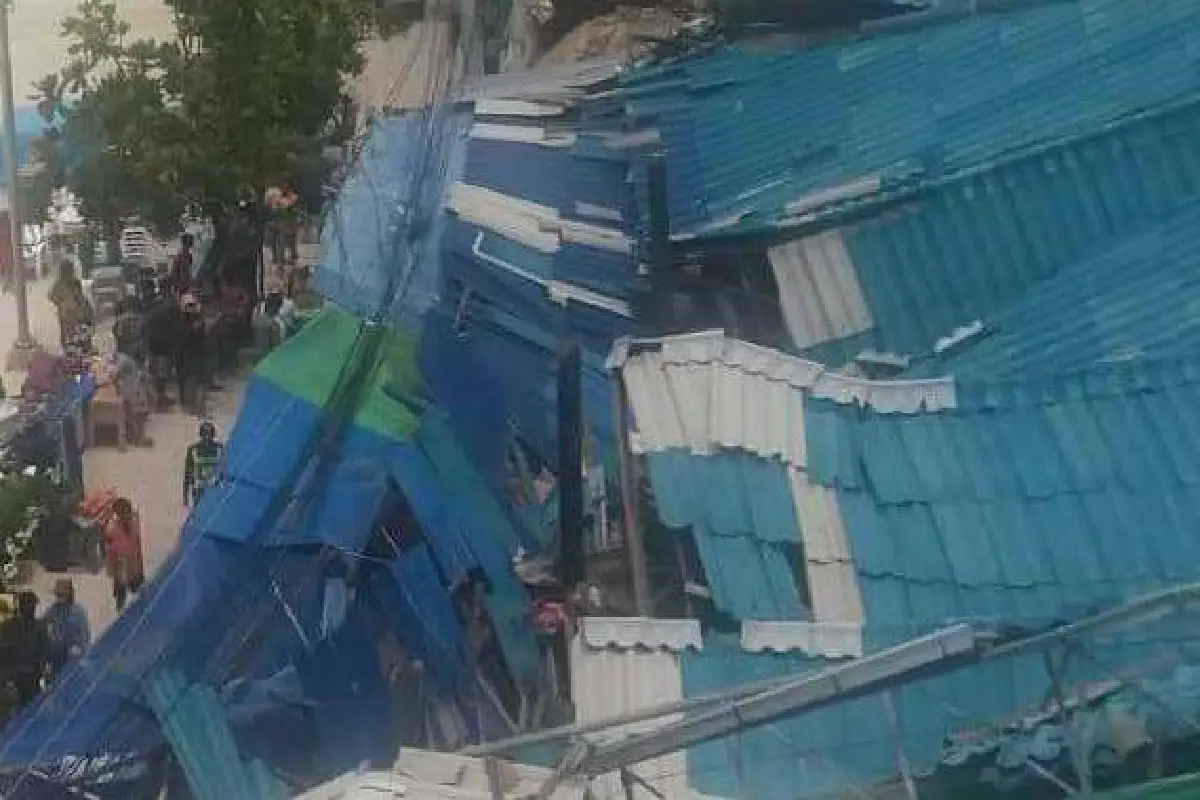 หลังคาร้านอาหารเกาะล้านถล่มเจ็บ2ราย