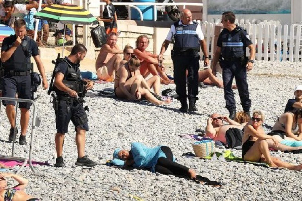 ตำรวจฝรั่งเศสบังคับให้หญิงมุสลิมถอดชุดว่ายน้ำ "เบอกินี"