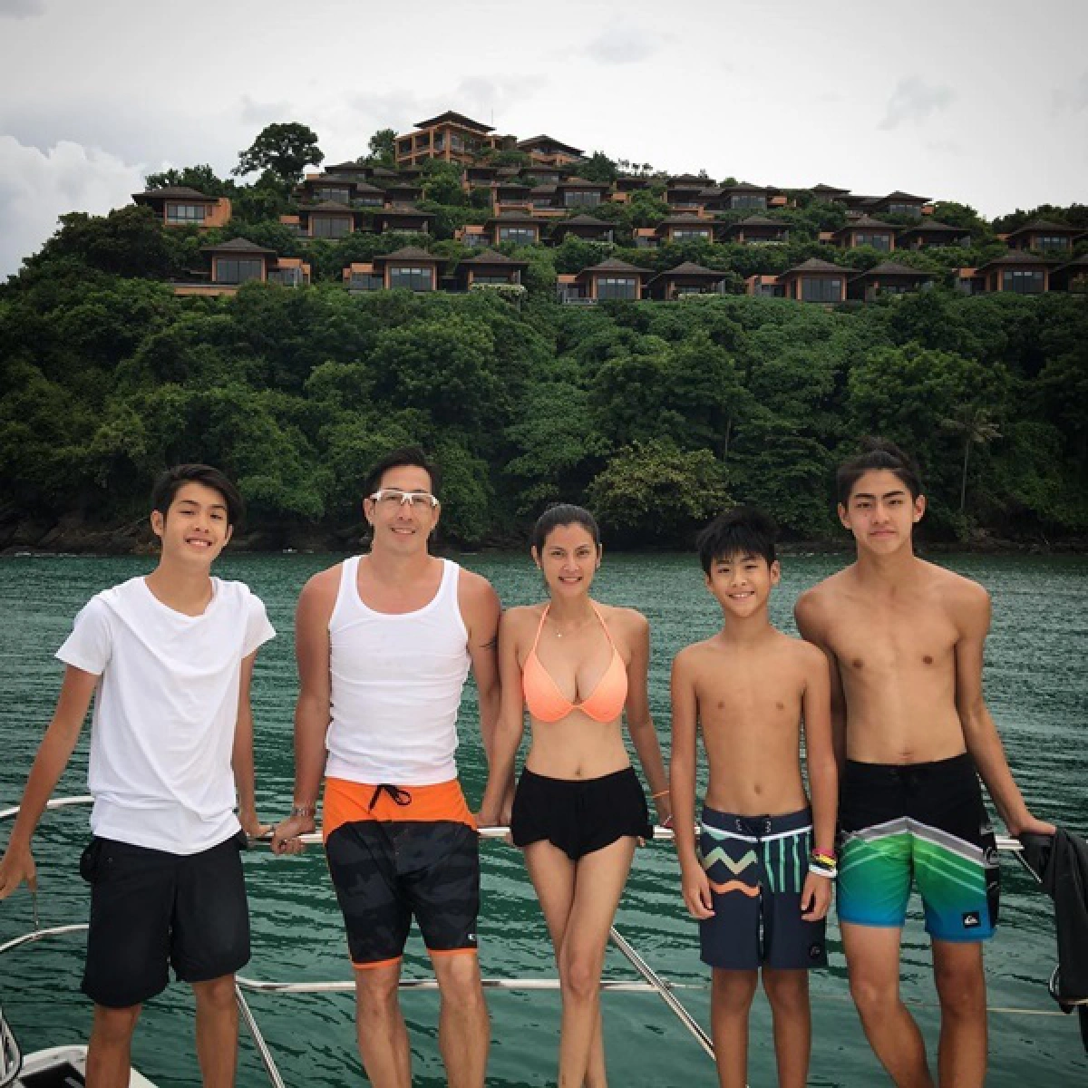 มิดชิดพอมั้ย? เจ เจตริน นำทีมลูกชายโพสท่าปิดอึ๋มให้แม่ปิ่น