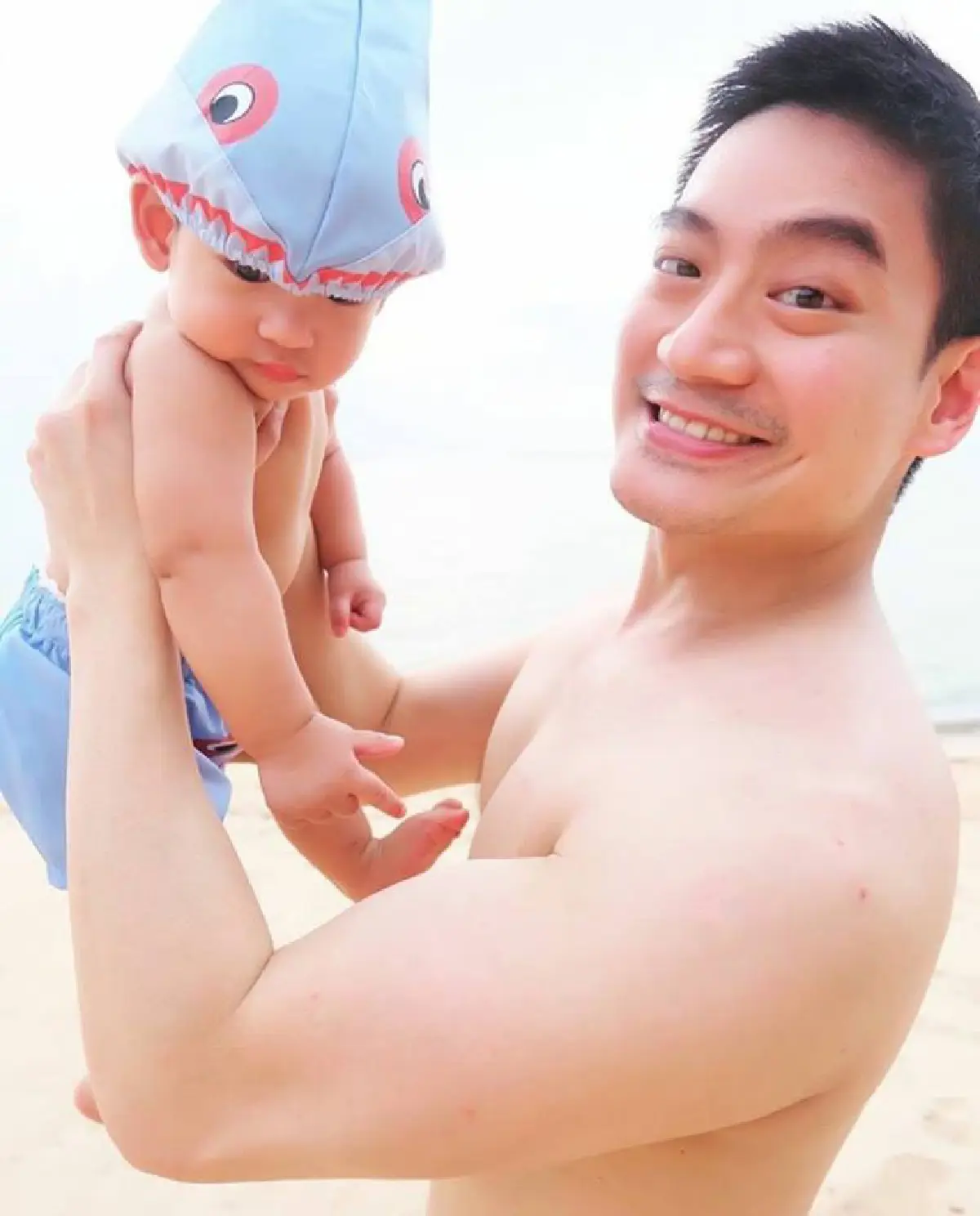 10 ภาพน่ารัก โอปอล์-หมอโอ๊ค พาลูกแฝดเที่ยวทะเลครั้งแรก
