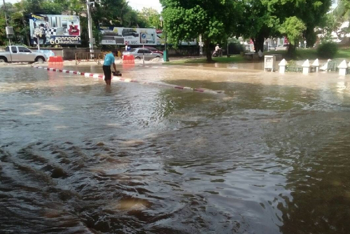 เชียงใหม่อ่วมเจอฝนกระหน่ำน้ำท่วมขังรอระบาย