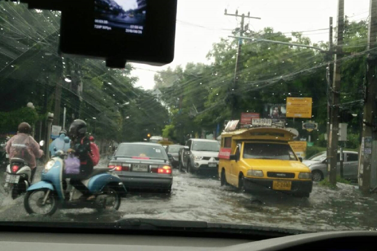 เชียงใหม่อ่วมเจอฝนกระหน่ำน้ำท่วมขังรอระบาย