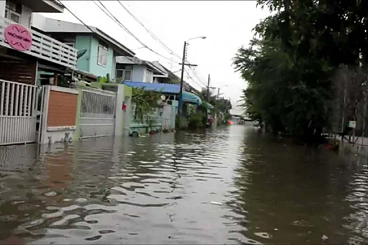 ฝนกระหน่ำเมืองปากน้ำท่วมหลายโรงเรียนหยุดสอน
