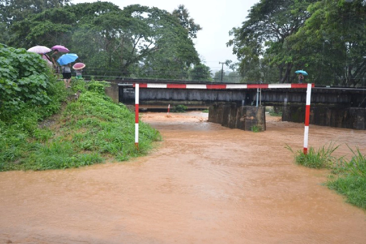 ฝนกระหน่ำแพร่น้ำป่าทะลักท่วมสูงหลายอำเภอ