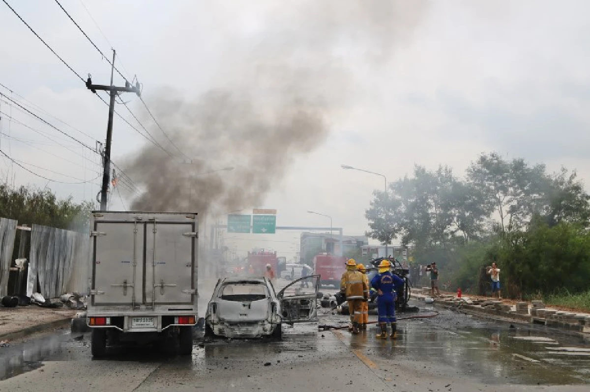 ระทึก!รถบรรทุกแก๊สพลิกคว่ำถังหล่นไถลพื้นเกิดระเบิดไหม้วอด (มีคลิป)